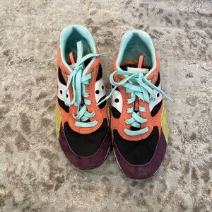 Saucony women’s size 10  shadow 6000 trailian low top sneaker